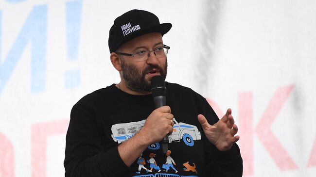 Журналист Илья Азар выступает на митинге в поддержку незарегистрированных кандидатов в Мосгордуму