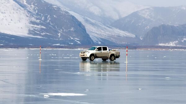Автомобиль на переправе на остров Ольхон по льду озера Байкал