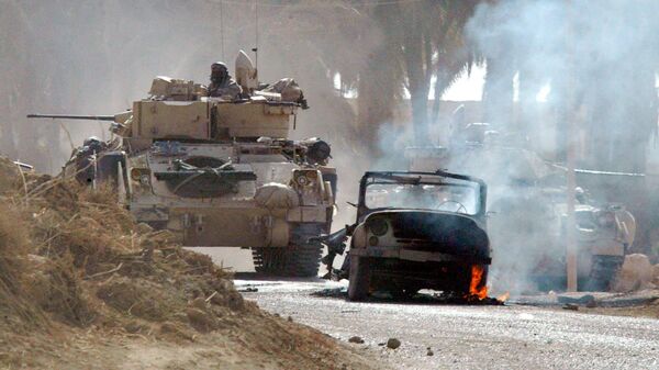 Боевые машины Bradley армии США на окраине Багдада, Ирака. 3 апреля 2003 года