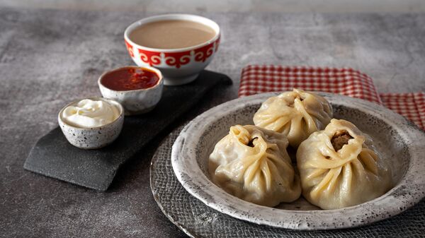 Буузы, томатный и сметанный соусы, монгольский чай. Национальная бурятско-монгольская кухня