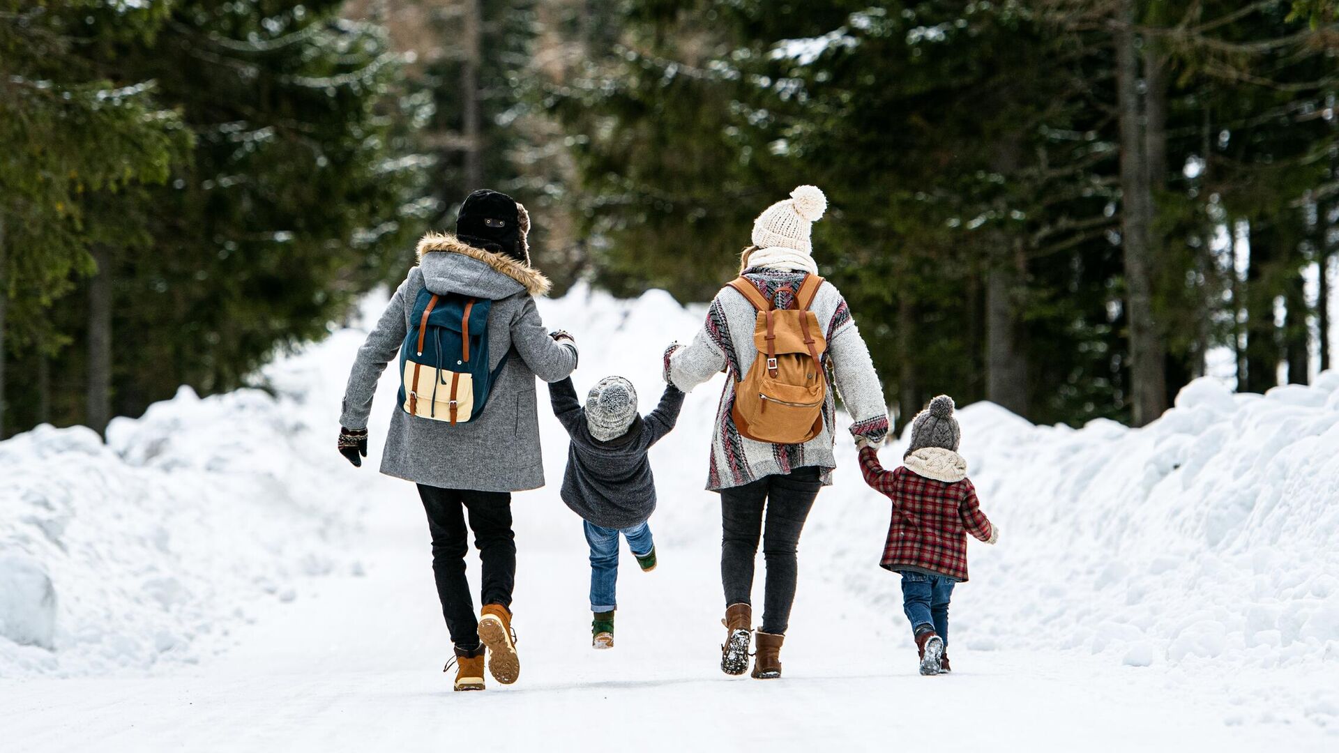 Семья с детьми на прогулке в лесу  - РИА Новости, 1920, 02.02.2023