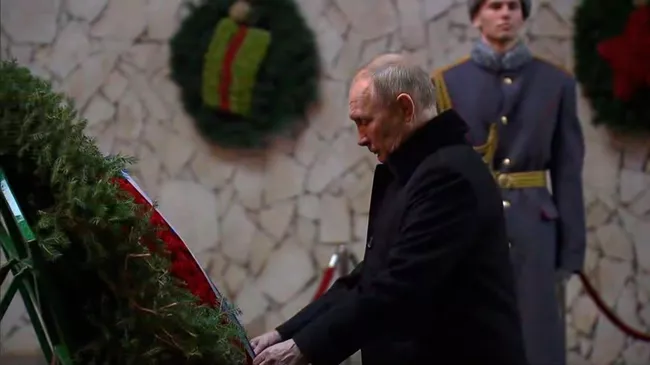 Возложение цветов на Мамаевом кургане