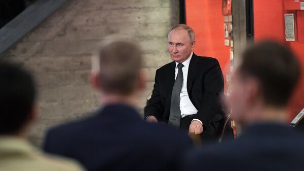 Президент России Владимир Путин на встрече с представителями общественных патриотических и молодежных организаций в музее-панораме Сталинградская битва