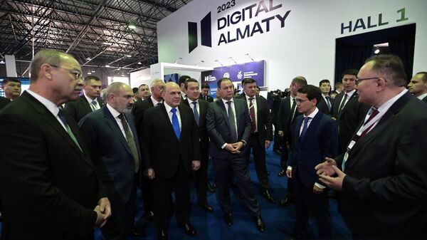 Председатель правительства РФ Михаил Мишустин во время осмотра выставки цифровых проектов на полях форума Digital Almaty 2023