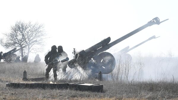 Военнослужащие артиллерийского расчета гаубицы Д-30 вооруженных сил РФ работают по позициям ВСУ