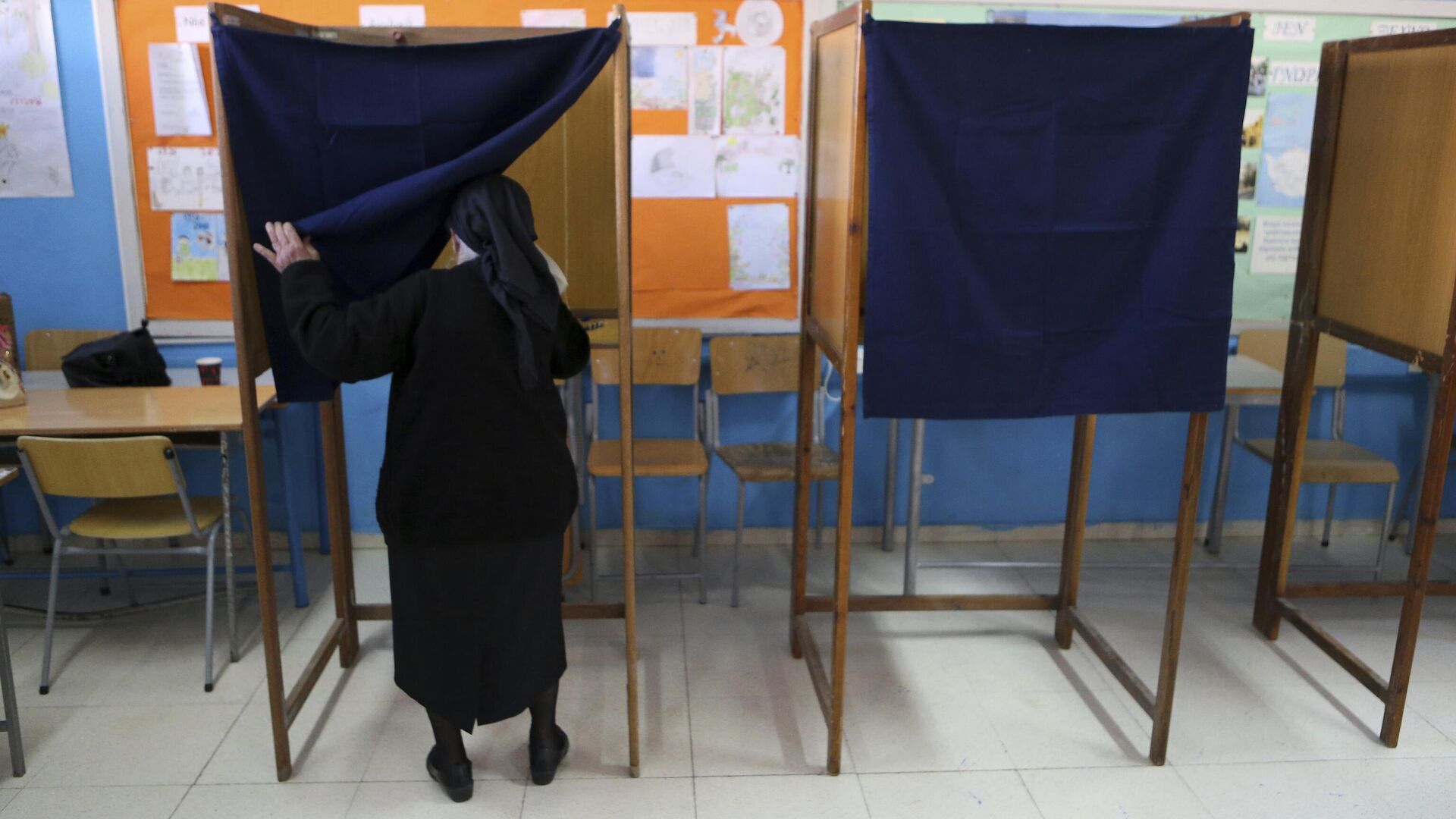 Женщина на избирательном участке во время президентских выборов в Никоси. Кипр - РИА Новости, 1920, 05.02.2023
