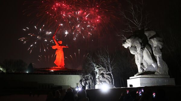 Праздничный салют по случаю 80-летия победы в Сталинградской битве на территории мемориального комплекса Героям Сталинградской битвы в Волгограде