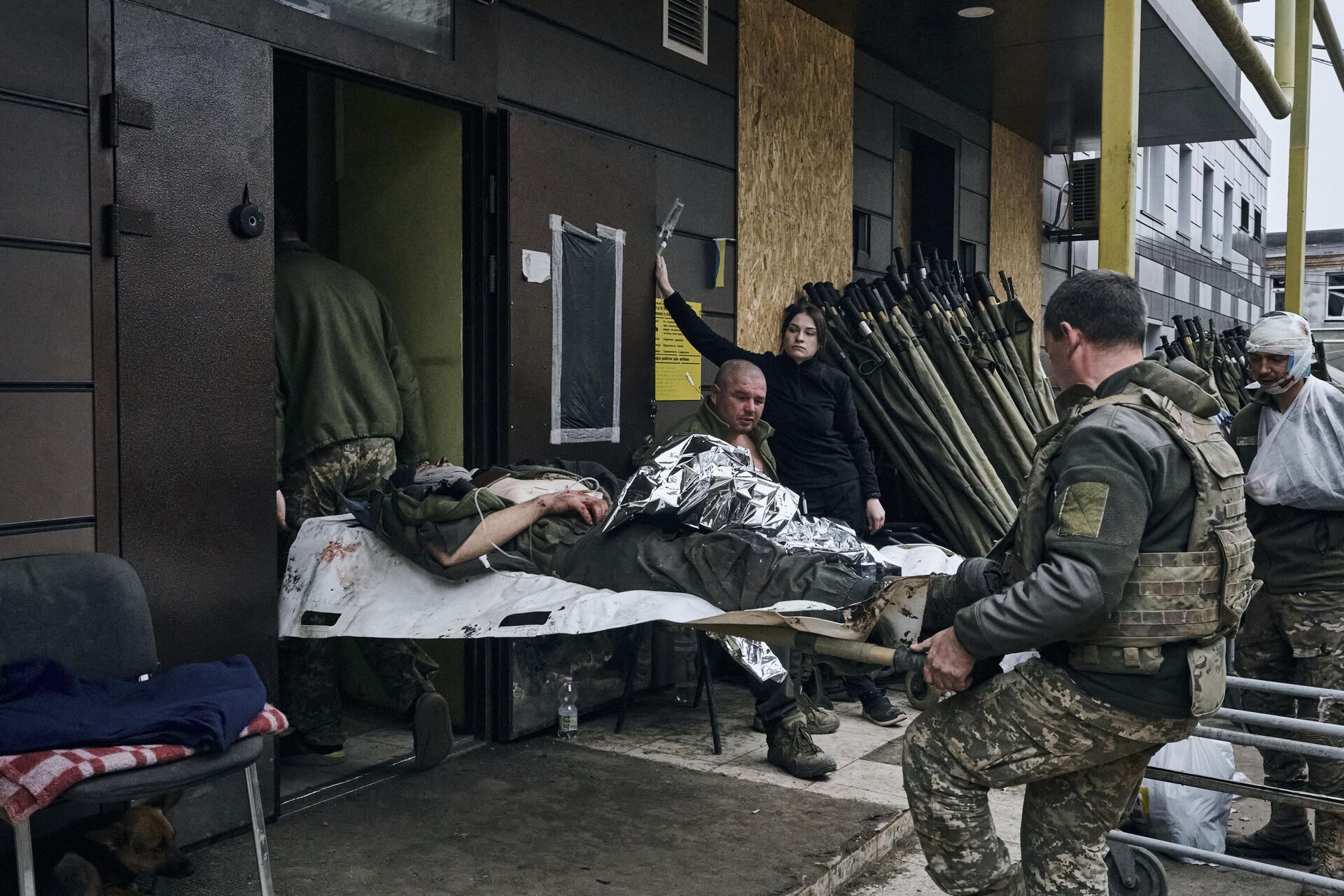 Украинские военные переносят раненого в Артемовске (украинское название Бахмут) - РИА Новости, 1920, 10.02.2023