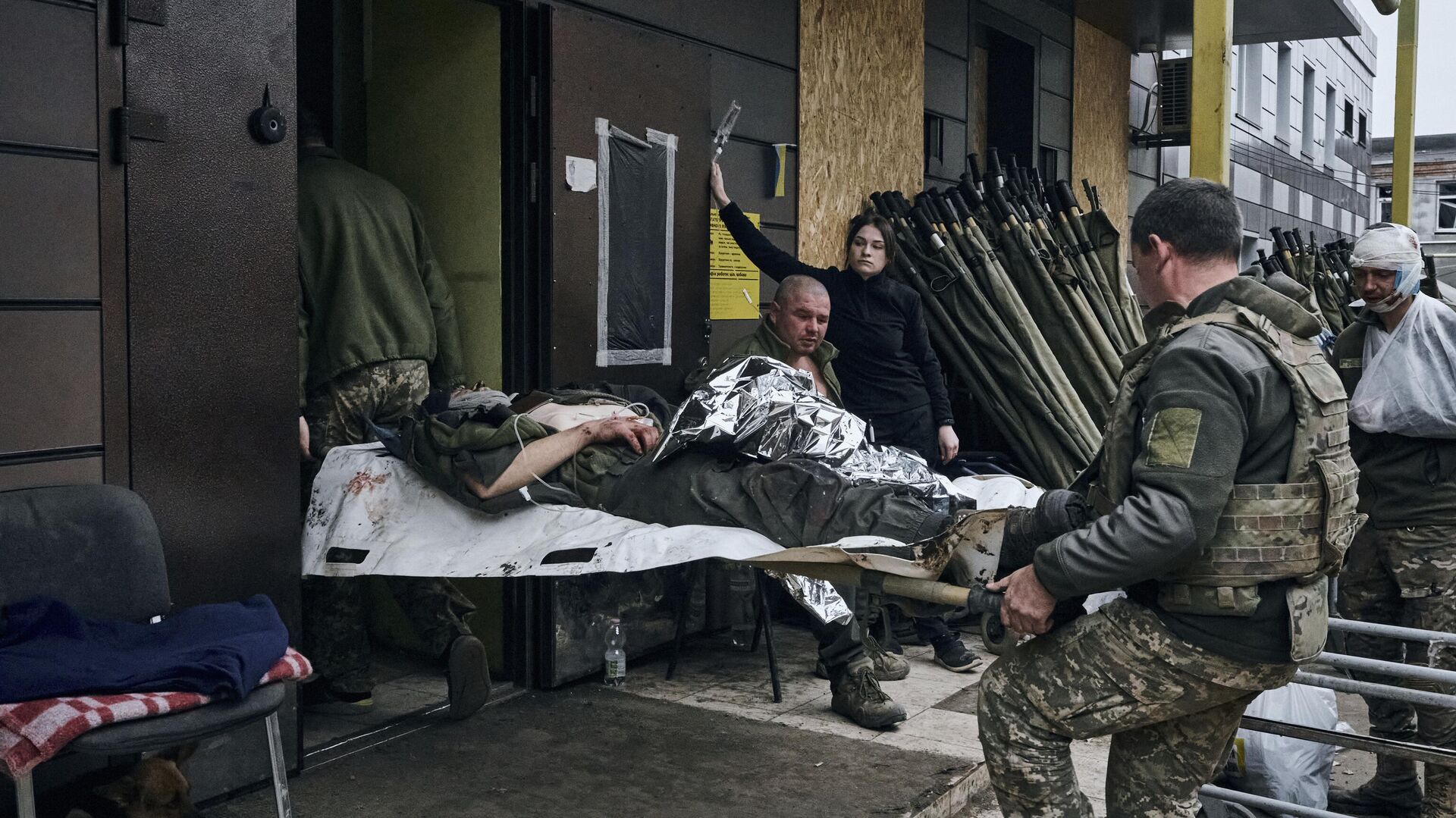 Украинские военные переносят раненого в Артемовске (украинское название Бахмут) - РИА Новости, 1920, 12.02.2023