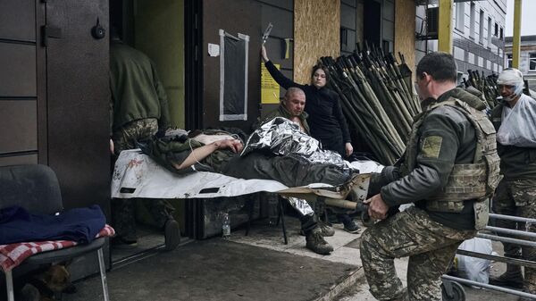 Украинские военные переносят раненого в Артемовске (украинское название Бахмут)