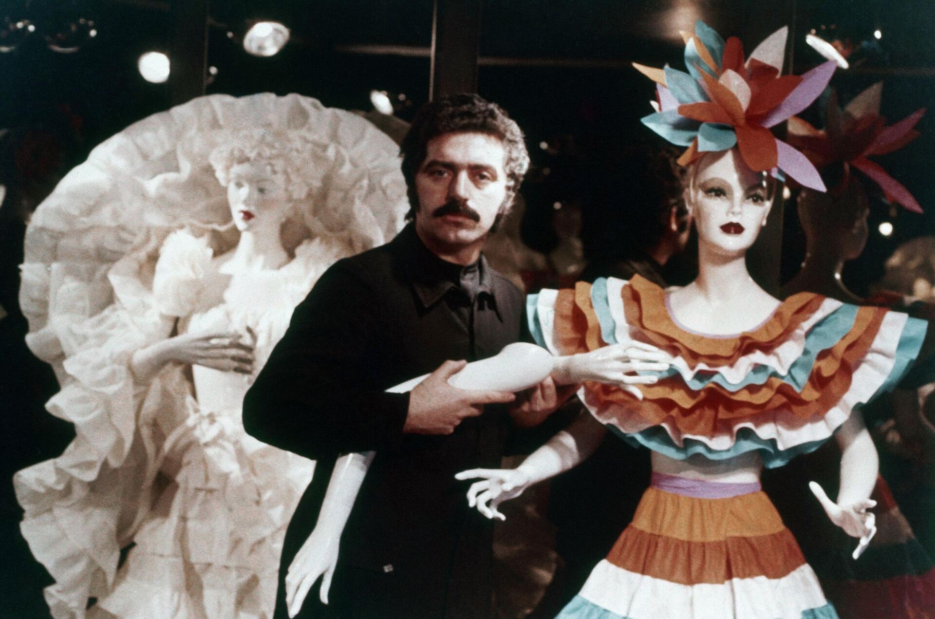Французский модельер Пако Рабан на презентации своей коллекции бумажных платьев в 1973 году - РИА Новости, 1920, 03.02.2023