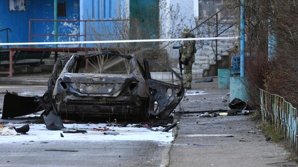 Остов автомобиля, взорвавшегося во дворе жилого дома в городе Энергодар Запорожской области