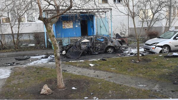 Сигнальная лента Следственного комитета РФ во дворе жилого дома в городе Энергодар Запорожской области, ограждающая место взрыва легкового автомобиля