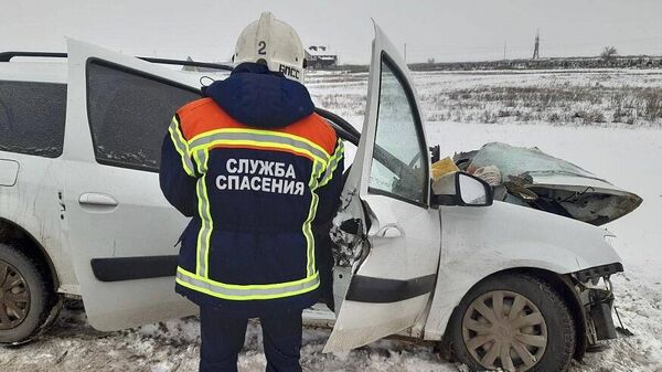 ДТП с участием грузовика и микроавтобуса Лада Ларгус в Балаковском районе Саратовской области