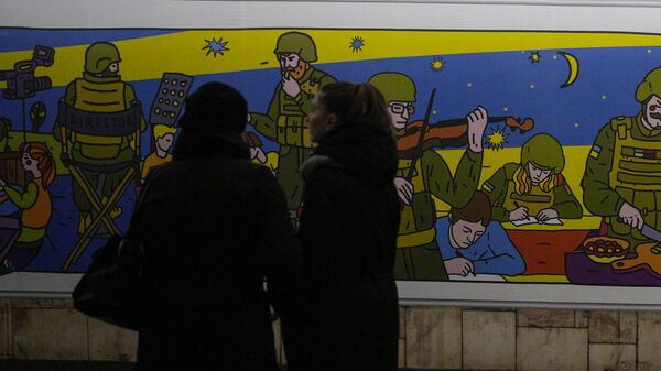 Люди собираются на станции метро во время воздушной сирены в Киеве, Украина