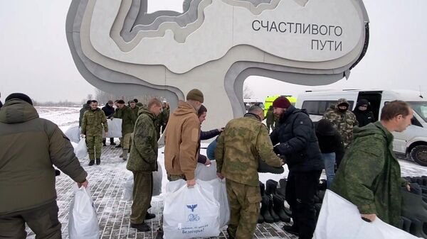 Российские военнослужащие, вернувшиеся из украинского плена, получают теплые вещи и питание в Белгородской области