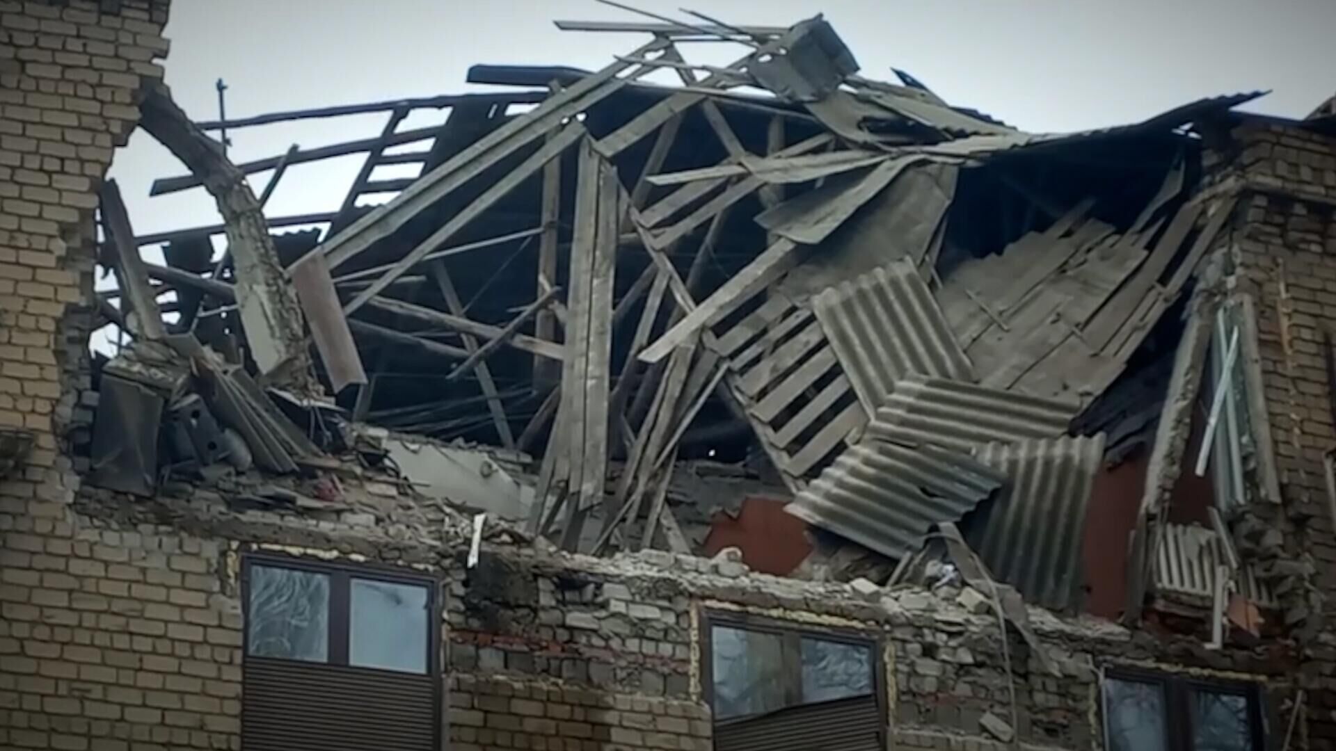 Разрушения в жилых домах в Донецке после обстрела ВСУ - РИА Новости, 1920, 04.02.2023