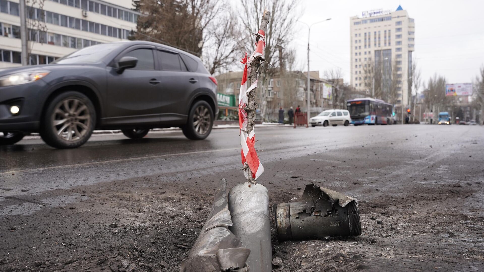 Фрагмент разорвавшегося снаряда на проезжей части после обстрела ВСУ Киевского района Донецка - РИА Новости, 1920, 26.02.2023