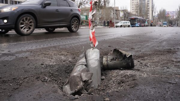 Фрагмент разорвавшегося снаряда на проезжей части в Донецке