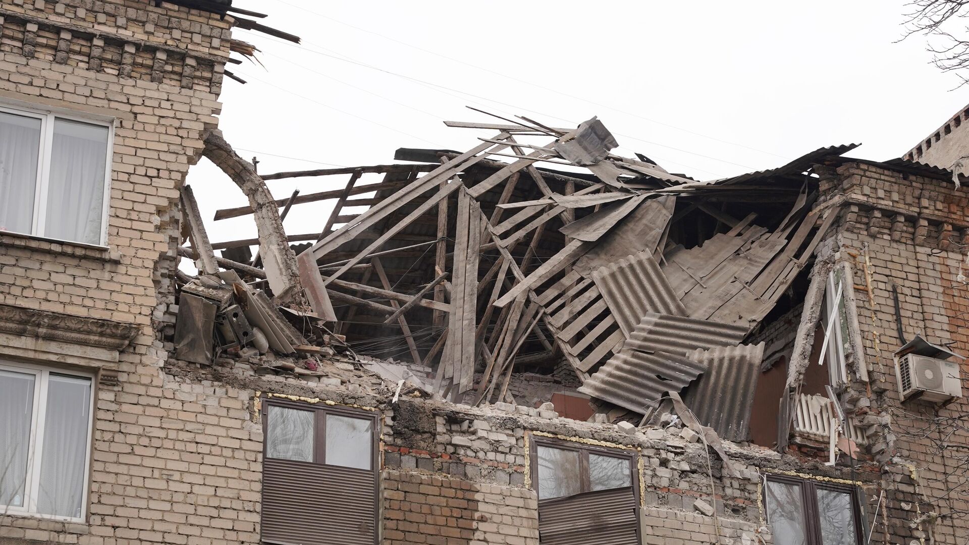 Жилой дом получивший повреждения в результате обстрела ВСУ Донецка - РИА Новости, 1920, 16.02.2023