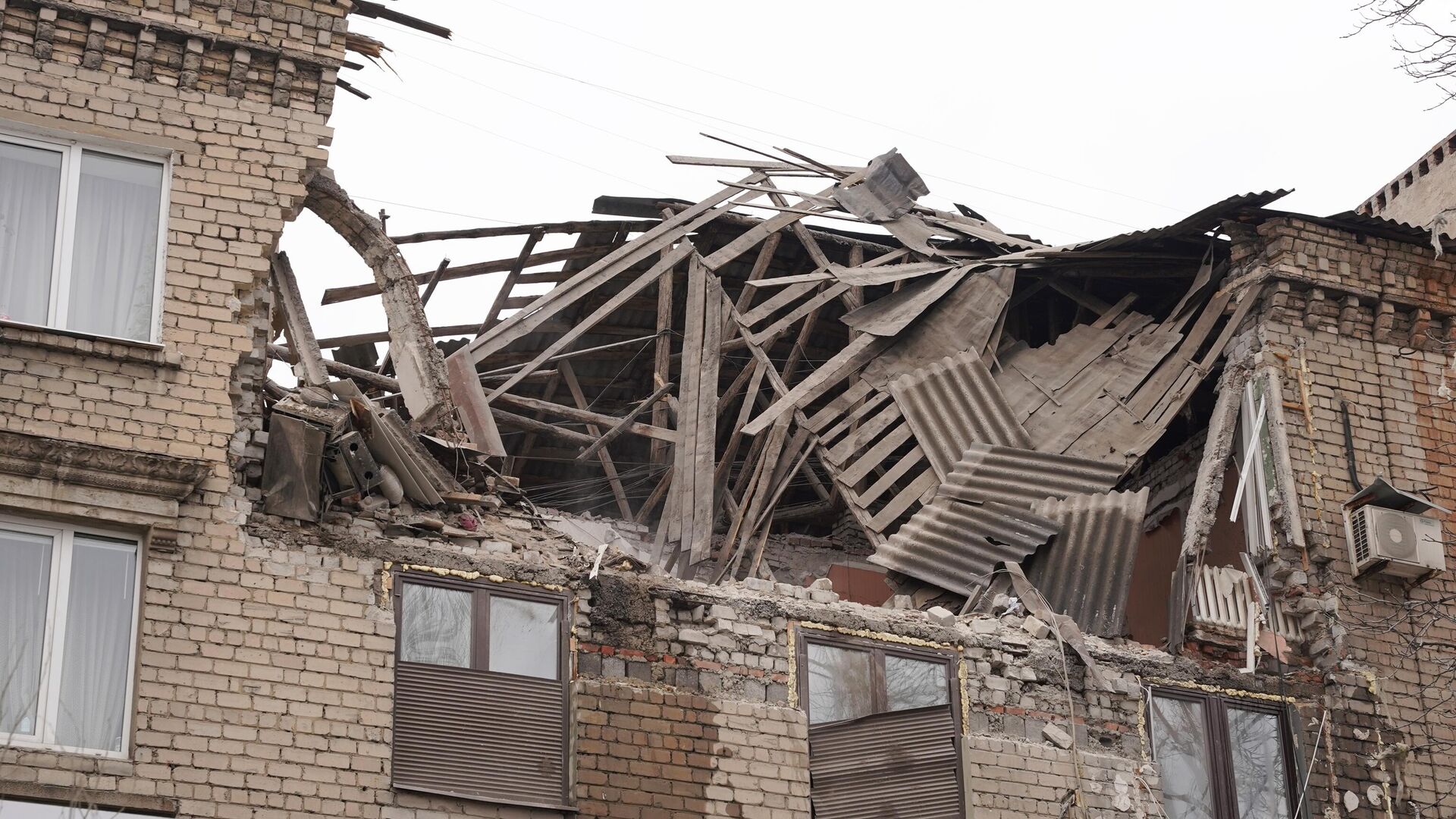 Жилой дом получивший повреждения в результате обстрела ВСУ - РИА Новости, 1920, 19.02.2023