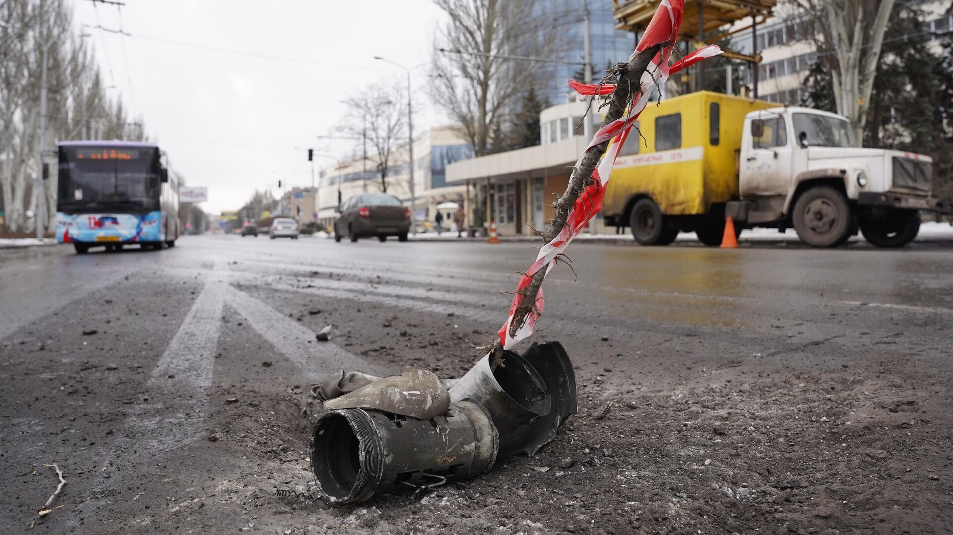 Фрагмент разорвавшегося снаряда на проезжей части в Донецке - РИА Новости, 1920, 19.02.2023
