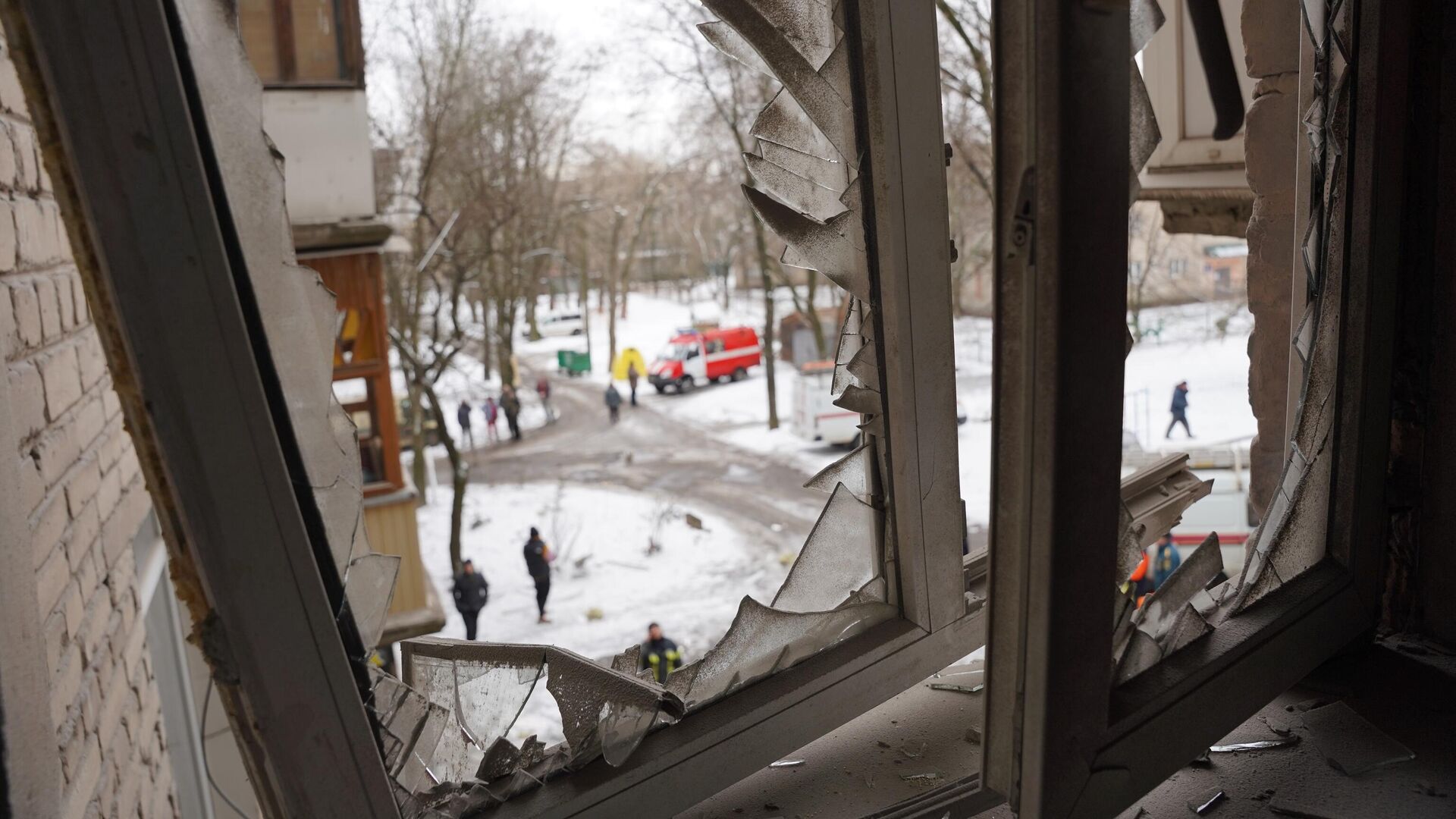 Окно жилого дома, получившего повреждения в результате обстрела ВСУ Донецка - РИА Новости, 1920, 07.02.2023