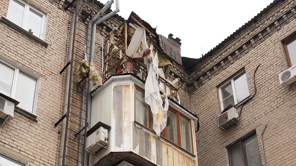 Жилой дом в Донецке, получивший повреждения в результате обстрела ВСУ