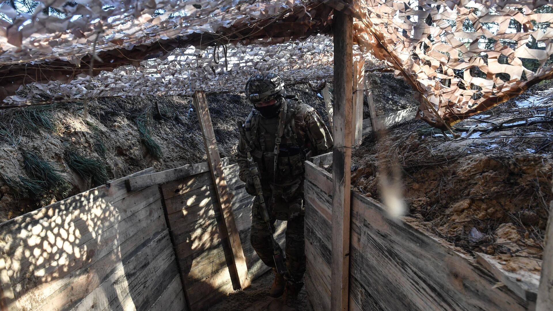 Мобилизованный боец ВС РФ в окопах на позициях в зоне СВО - РИА Новости, 1920, 14.04.2023