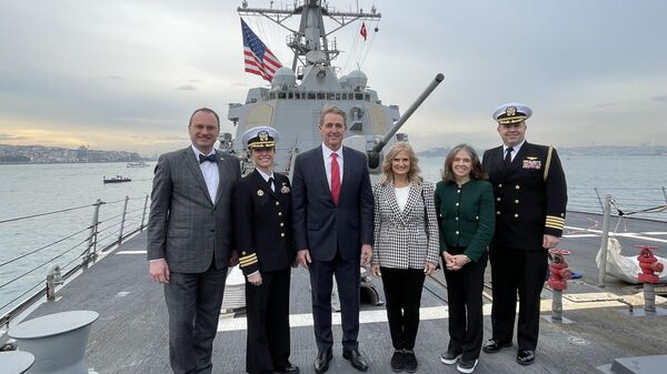 Посол США в Турции Джеффри Флэйк на палубе эсминца ВМС США USS Nitze в Босфорском проливе