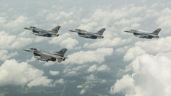 Группа из четырех истребителей F-16 Fighting Falcon