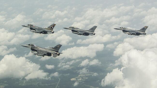 Группа из четырех истребителей F-16. Архивное фото