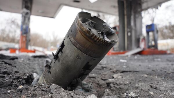 Фрагмент разорвавшегося на проезжей части снаряда после обстрела Донецка со стороны ВСУ