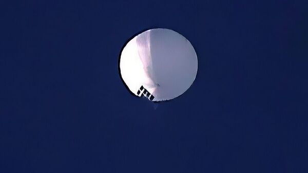Воздушный шар в небе над США. Кадр видео из соцсетей