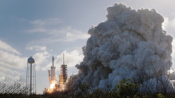 Запуск ракеты SpaceX Falcon Heavy с космодрома имени Кеннеди во Флориде, США
