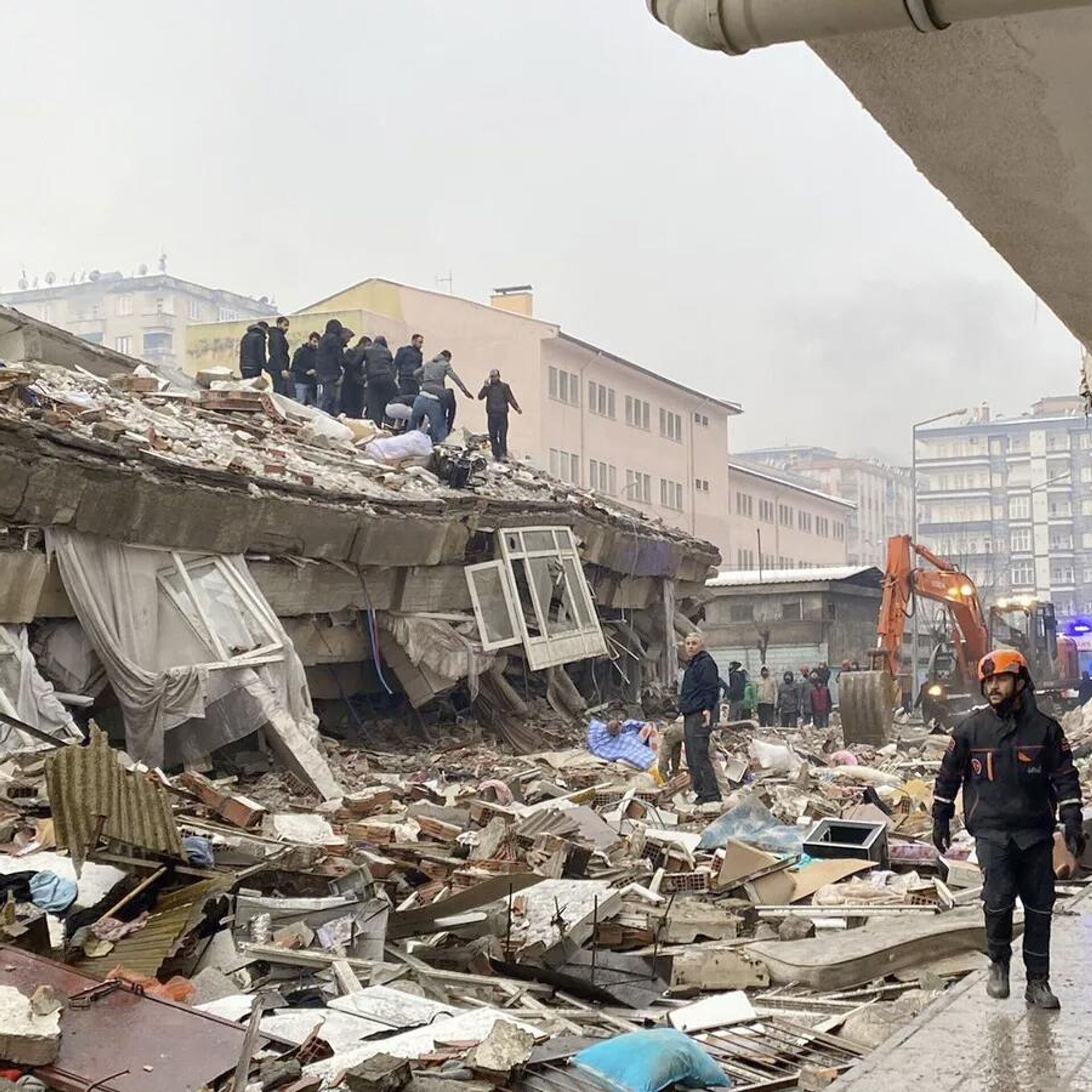 При землетрясении в Турции обрушились 2824 здания - РИА Новости, 06.02.2023