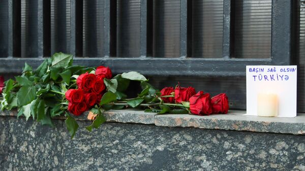 Цветы и свечи у посольства Турции в России. 6 февраля 2023