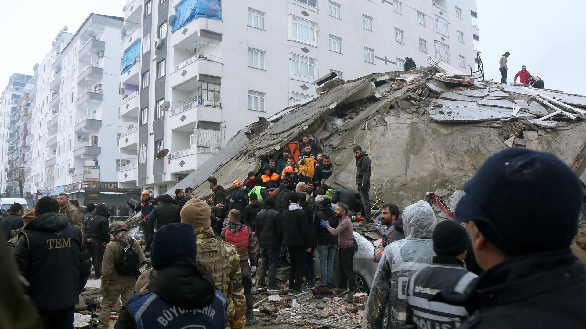 Спасательные работы на месте разрушенного в результате землетрясения здания в турецком Диярбакыре - РИА Новости, 1920, 06.02.2023