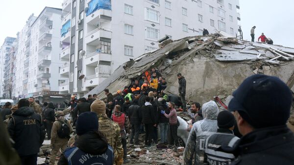 Спасательные работы на месте разрушенного в результате землетрясения здания в турецком Диярбакыре