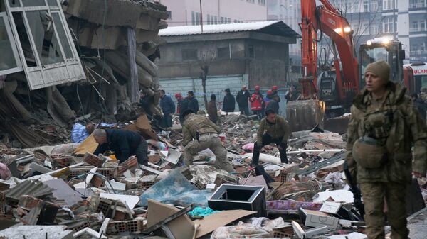 Спасательные работы на месте разрушенного в результате землетрясения здания в турецком городе Диярбакыр