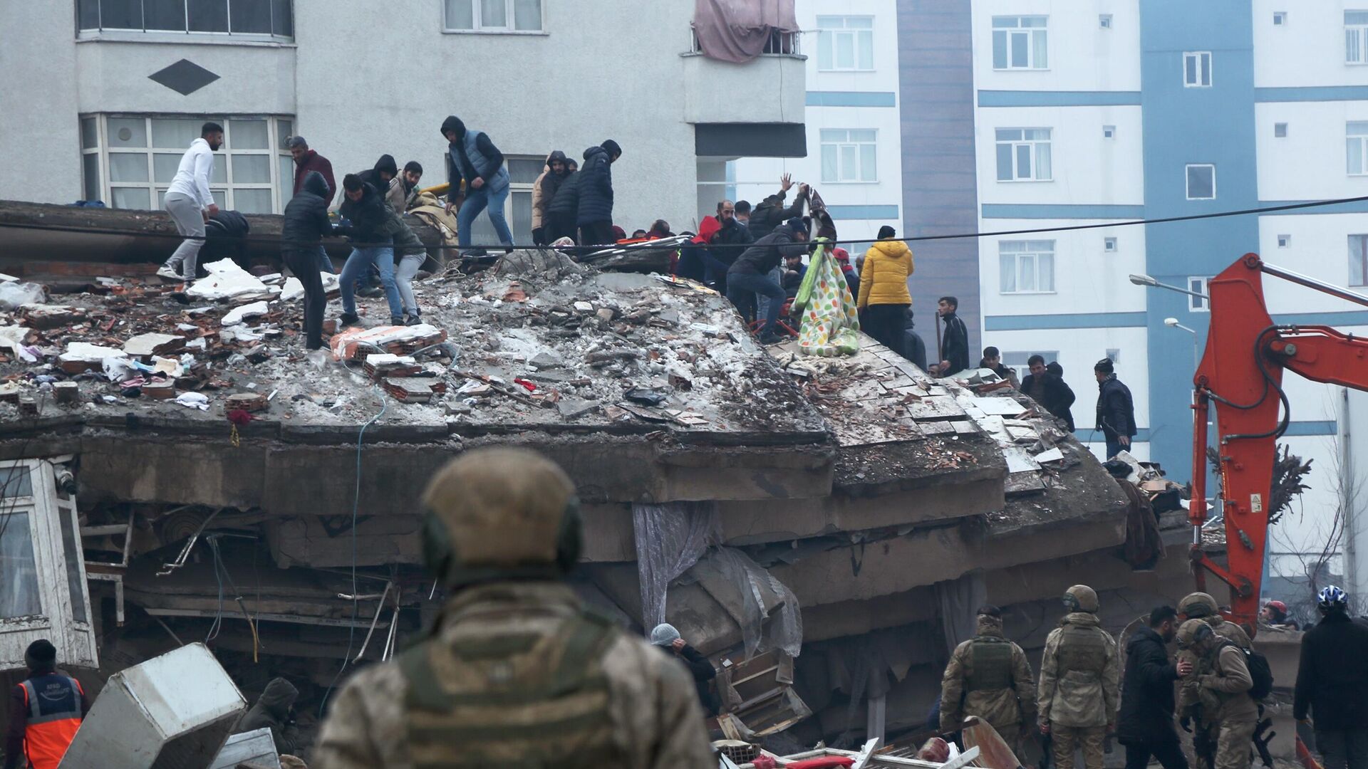 Спасательные работы на месте разрушенного в результате землетрясения здания в турецком городе Диярбакыр - РИА Новости, 1920, 08.02.2023
