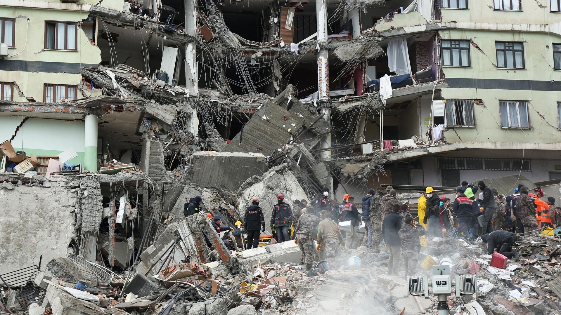 Спасательные работы на месте разрушенного в результате землетрясения здания в турецком городе Диярбакыр - РИА Новости, 1920, 12.02.2023