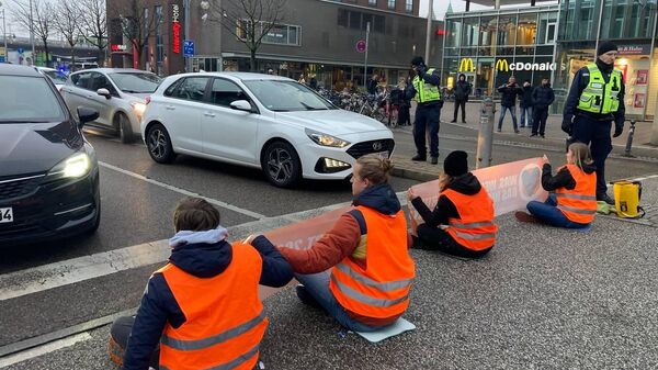 Активисты движения Последнее поколение блокируют дорогу в Германии