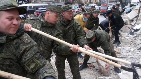 Российские военнослужащие в Сирии помогают разбирать завалы после землетрясения