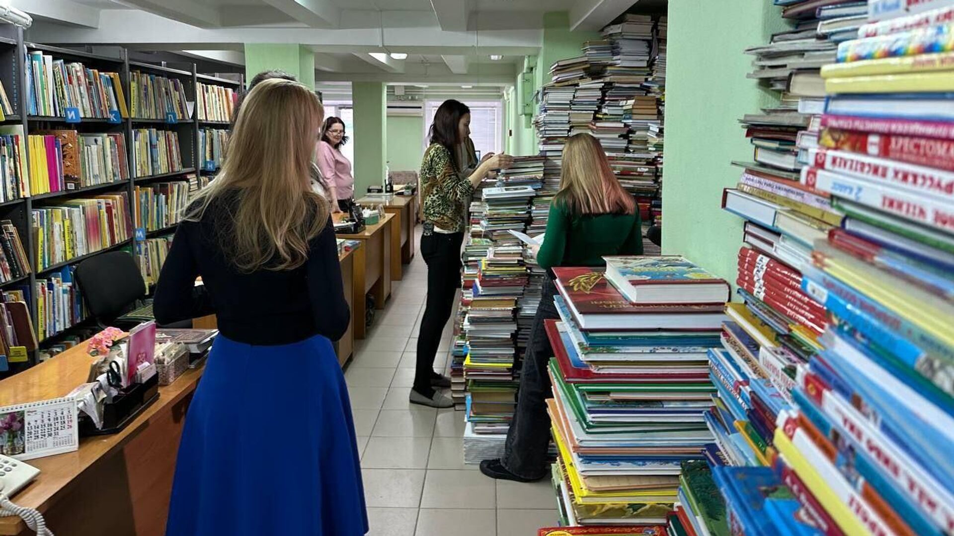 Единая Россия передала более 13 тысяч книг в луганскую библиотеку - РИА Новости, 1920, 06.02.2023