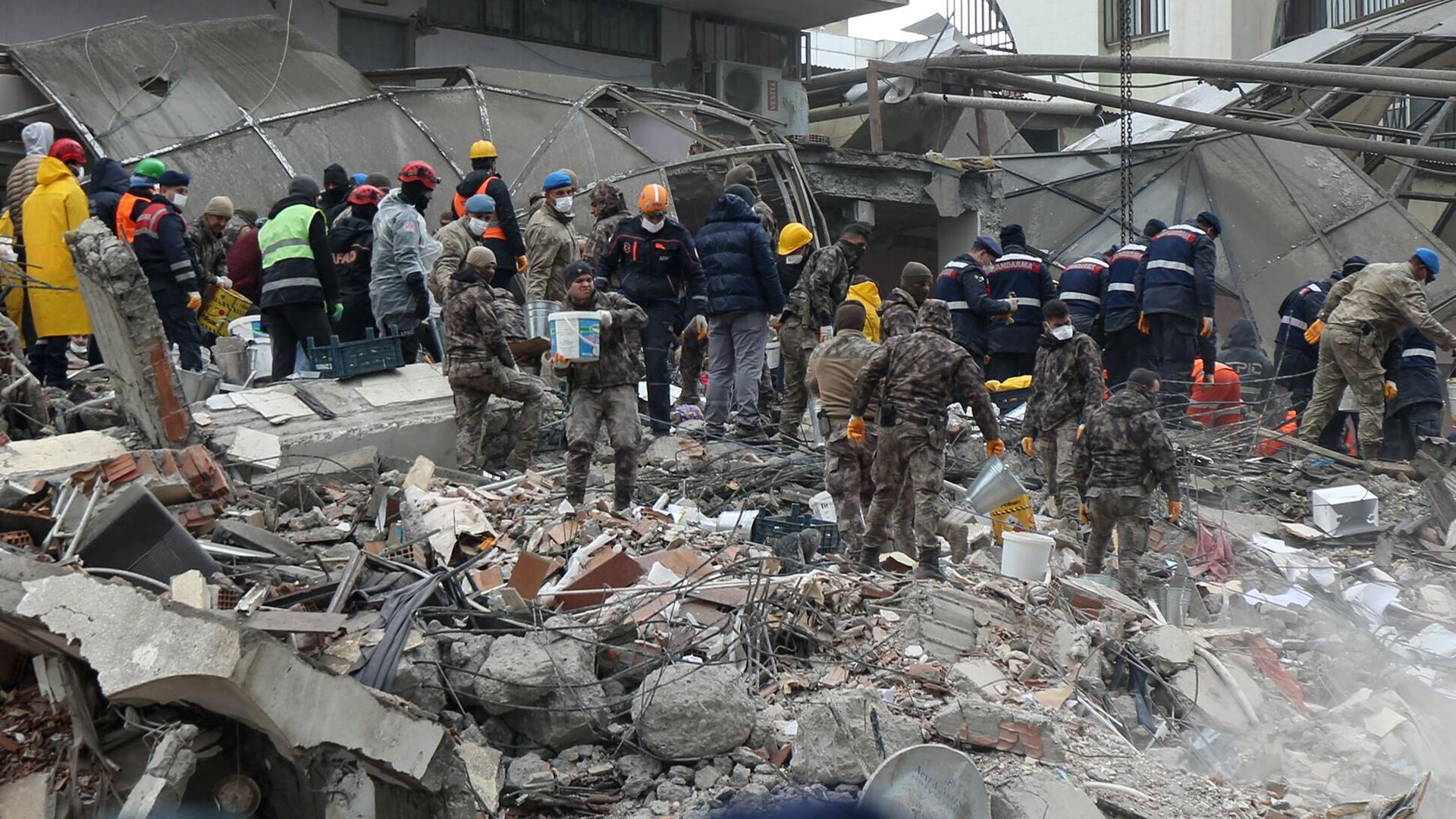 Спасательные работы на месте разрушенного в результате землетрясения здания в турецком городе Диярбакыр - РИА Новости, 1920, 07.02.2023