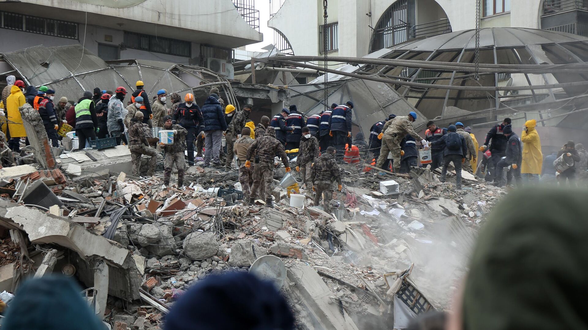Спасательные работы на месте разрушенного в результате землетрясения здания в турецком городе Диярбакыр - РИА Новости, 1920, 06.02.2023