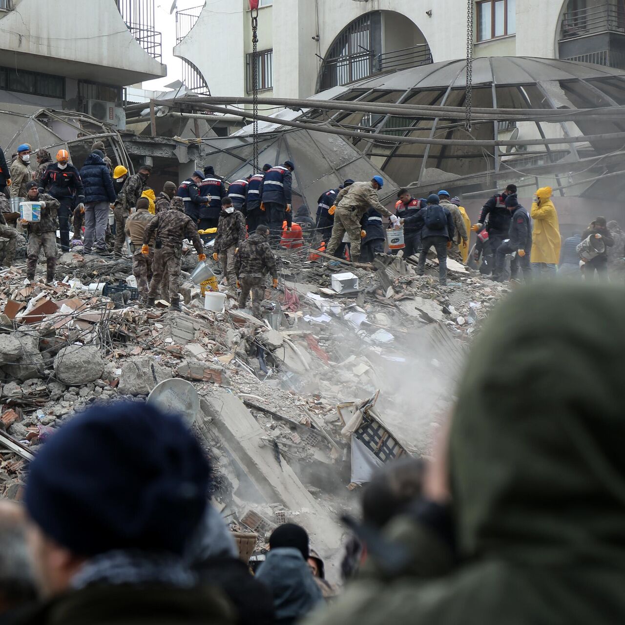 Обрушение здания в турецкой Малатье попало на камеры - РИА Новости,  06.02.2023