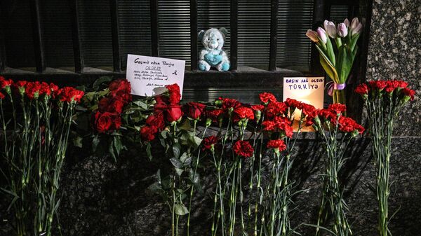Цветы у посольства Турции в память о погибших в результате землетрясения, которое произошло 6 февраля в турецкой провинции Кахраманмараш