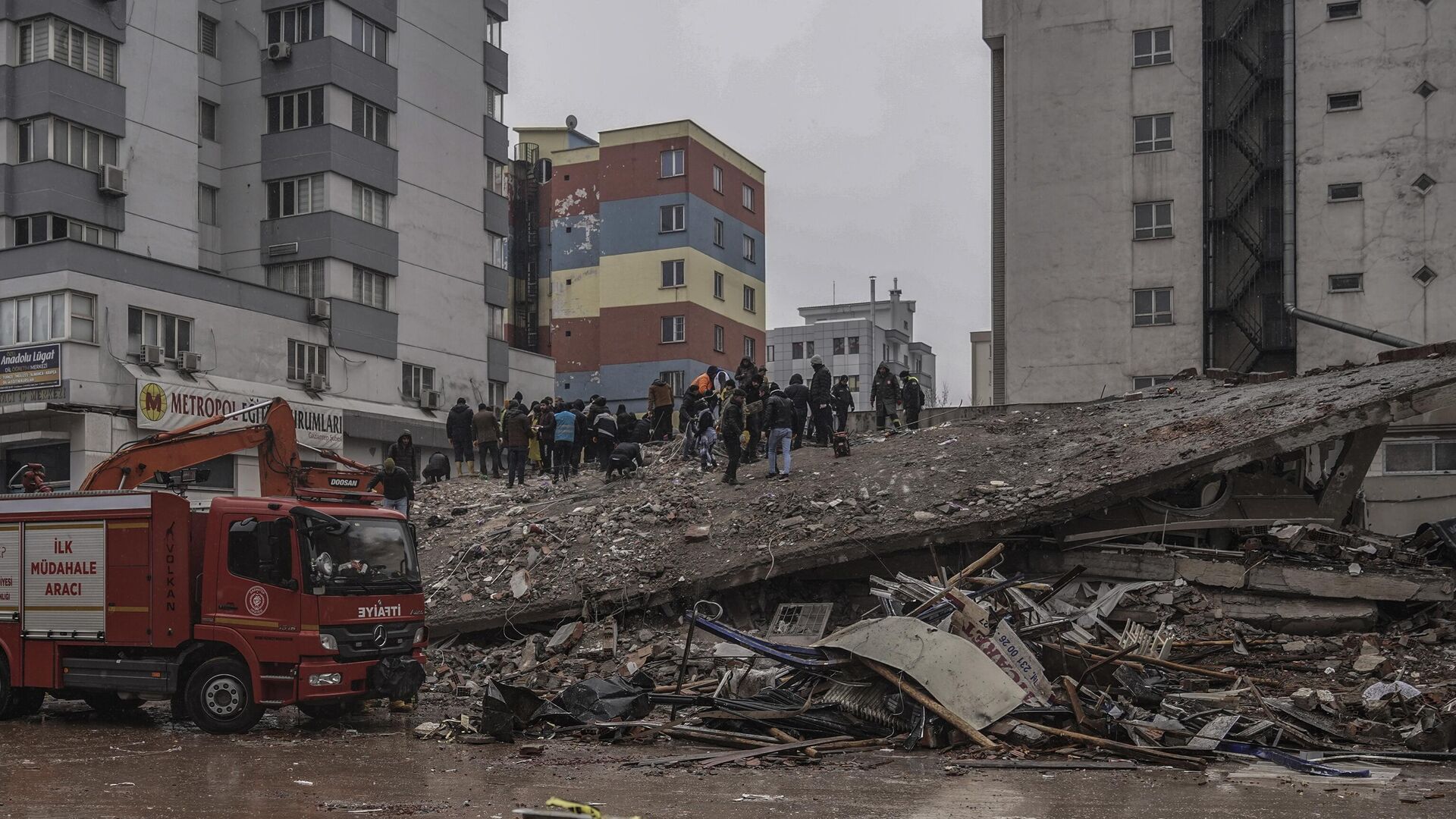 Спасательные работы на месте разрушенного в результате землетрясения здания в городе Газиантеп, Турция - РИА Новости, 1920, 07.02.2023
